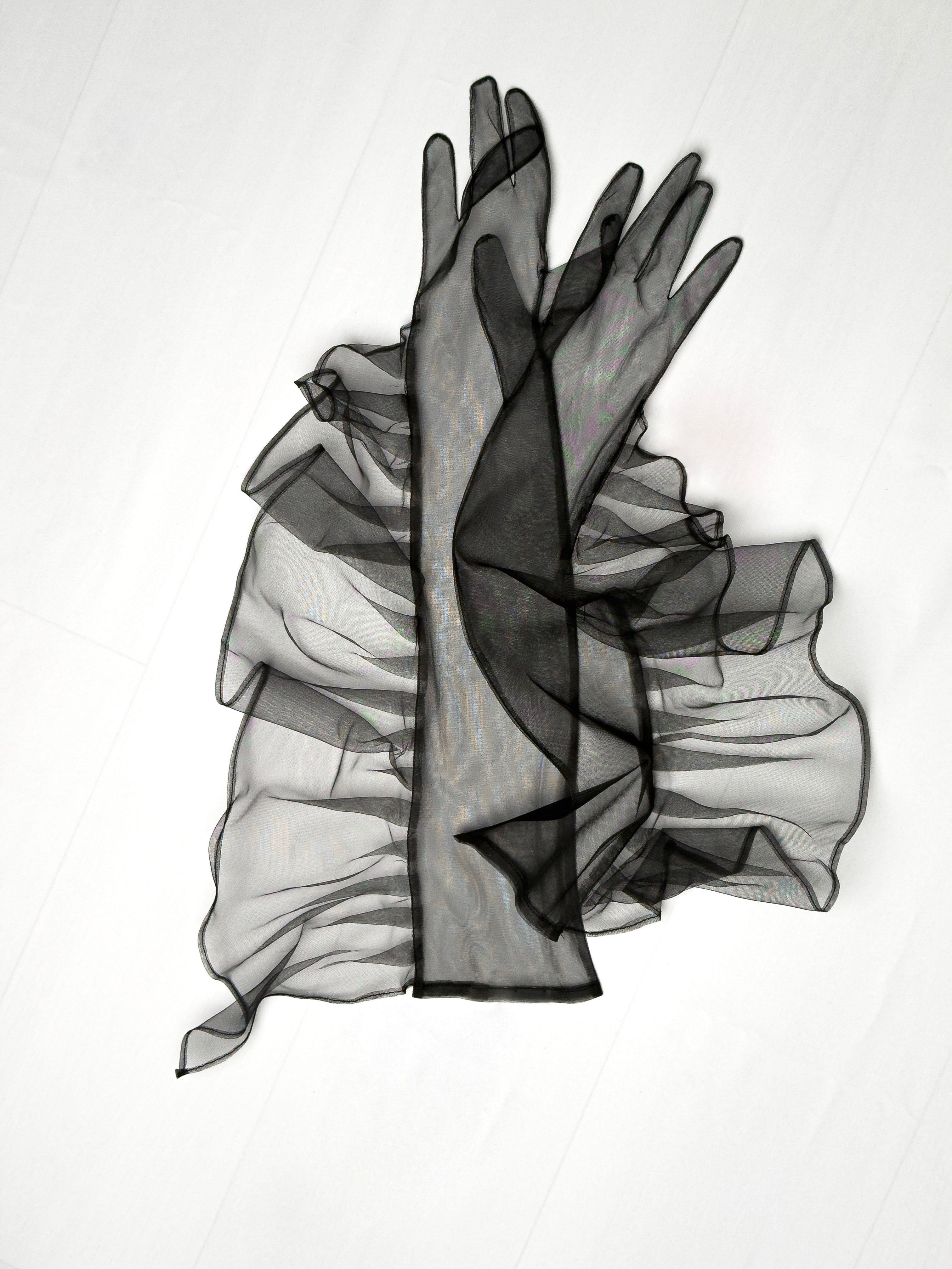 قفازات من التول مزينة بكشكشة