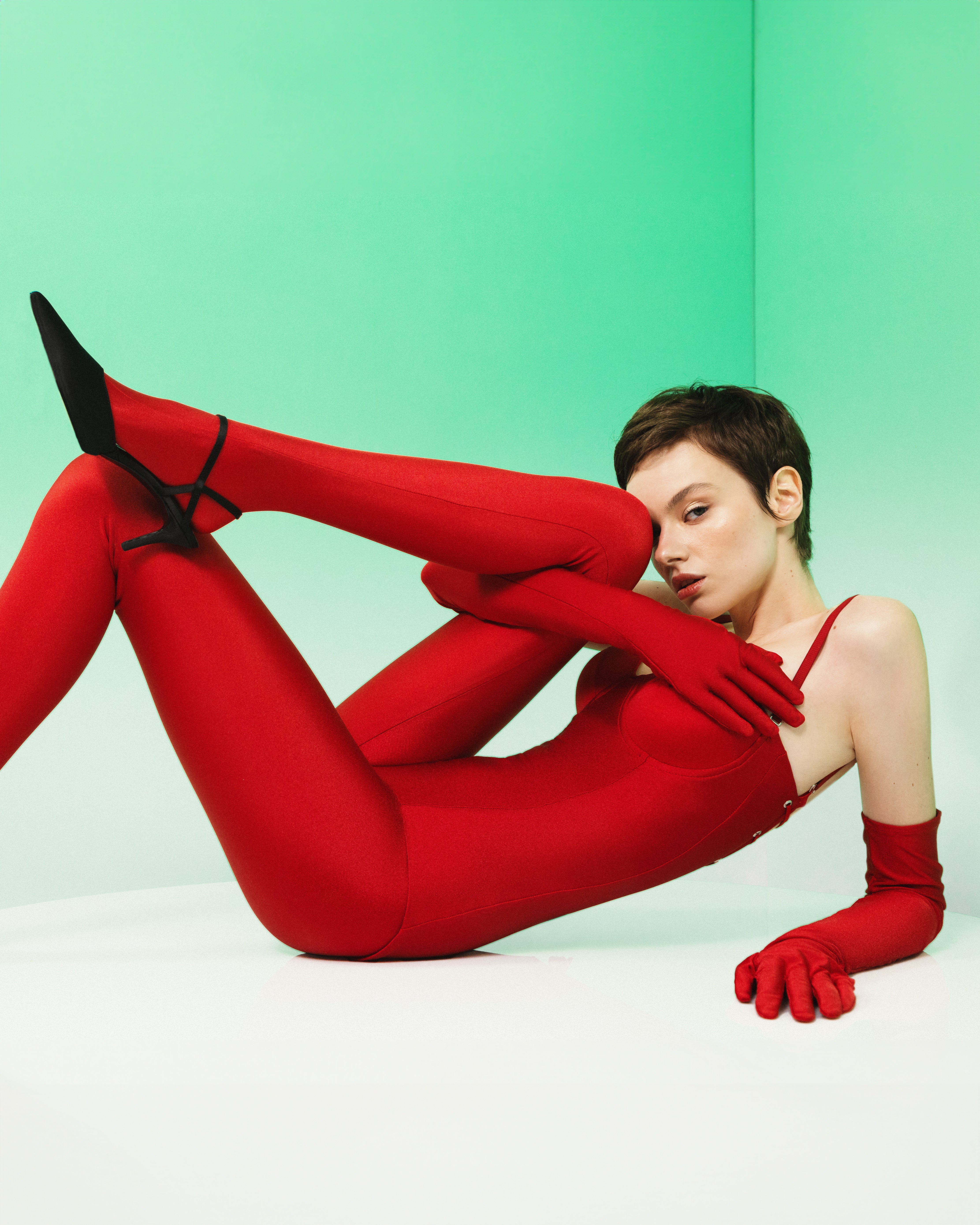 طقم بلوزة وبنطال ضيق