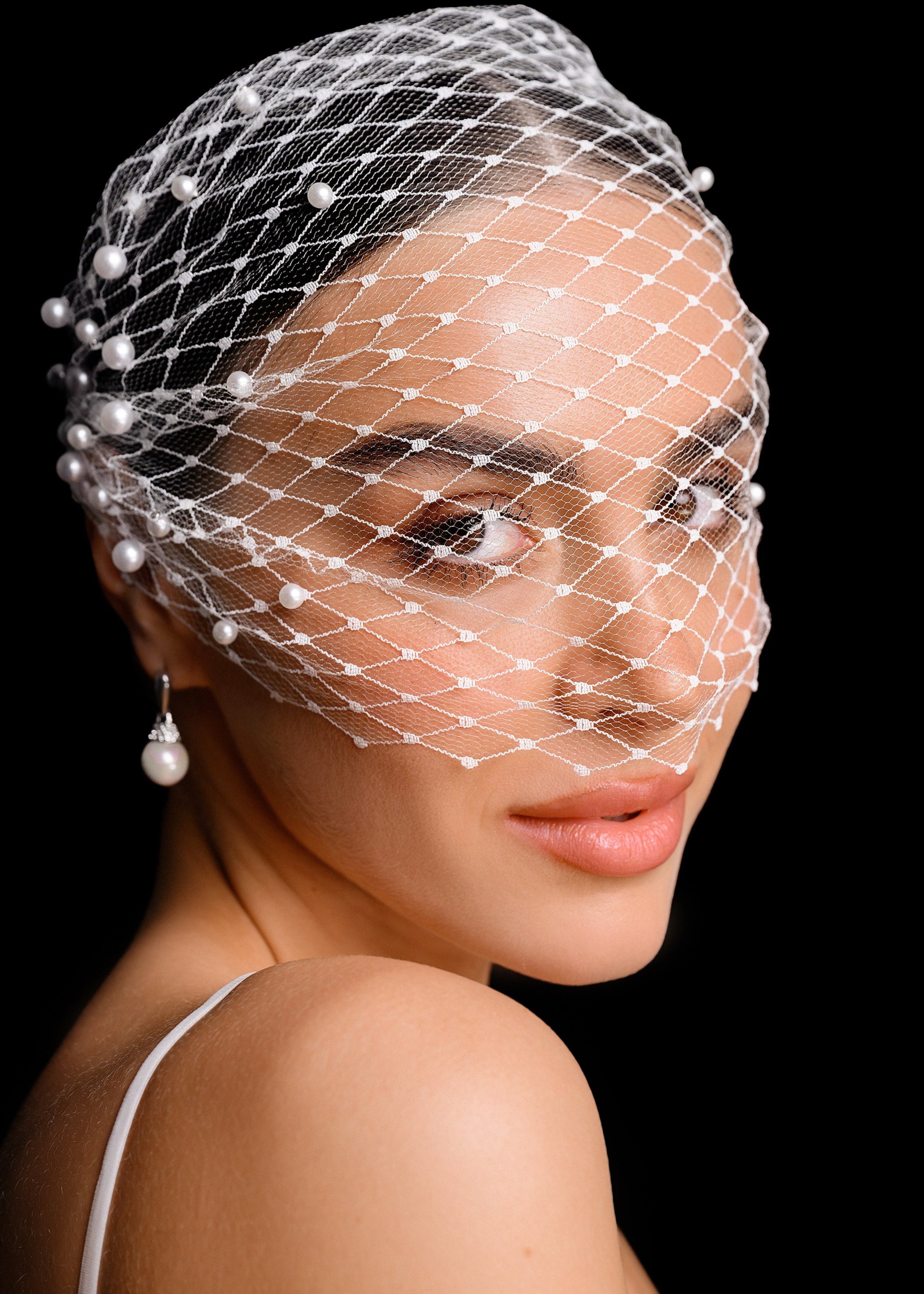 طرحة من اللؤلؤ بتصميم قفص العصافير